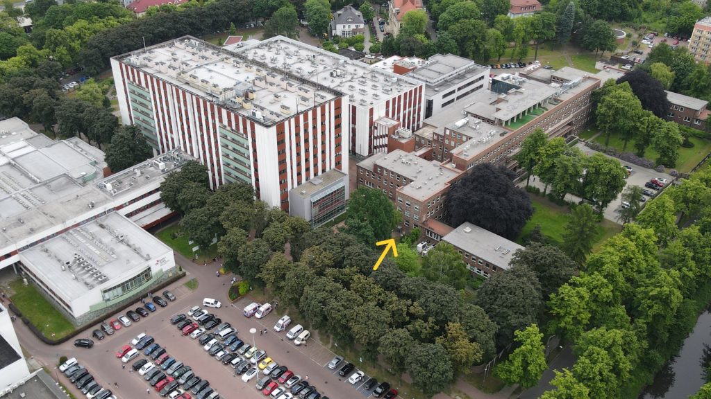 Zdjęcie NIO-PIB Gliwice z żółtą strzałką wskazującą wejście do zakładu brachyterapii